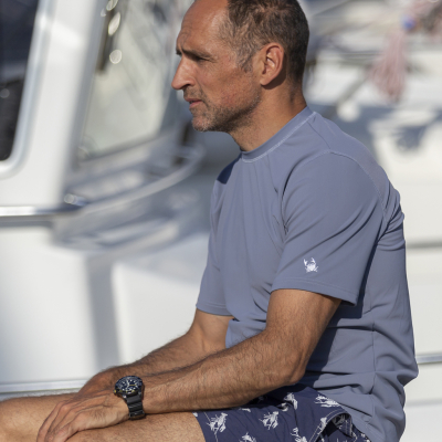 Solbeskyttende tøj til voksne og teenagere. Altid gratis fragt.