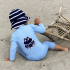 Petit Crabe Lou UV soldragt til dreng - breeze lyseblå med frø applikation på ryggen