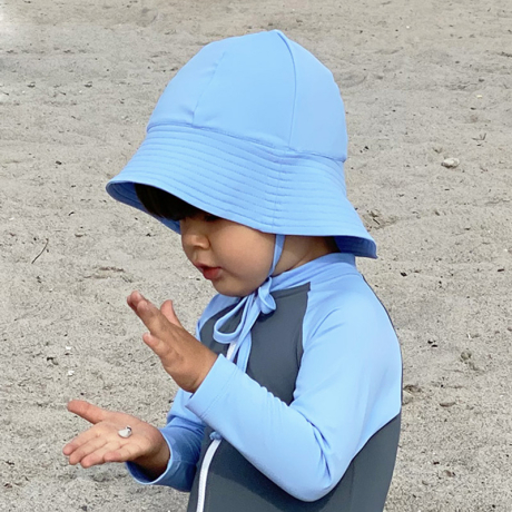 Petit Crabe Frey UV solhat med bindebånd i lyseblå - breeze 