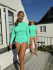 Stilren, beskyttende langærmet grøn UV-soltrøje til kvinder.  